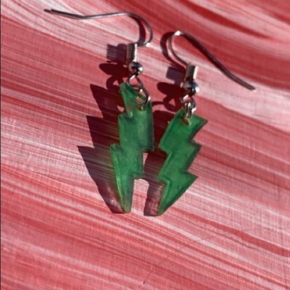 Small green thunder bolt earrings - Picture 2 of 3